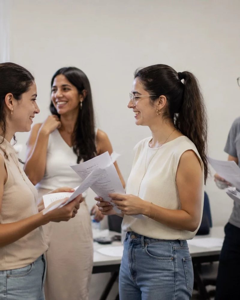 Grupo rindo com as folhas de anotação na mão logo depois de uma rodada